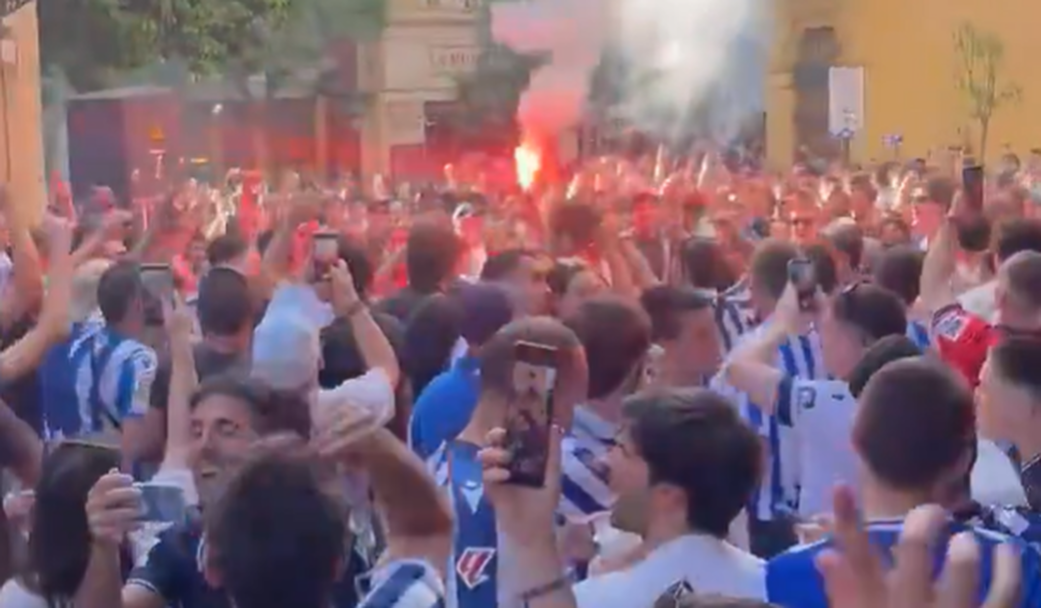 Algunos aficionados de la Real Sociedad han realizado cánticos sobre ETA previo a la final de la Copa del Rey en Sevilla - 