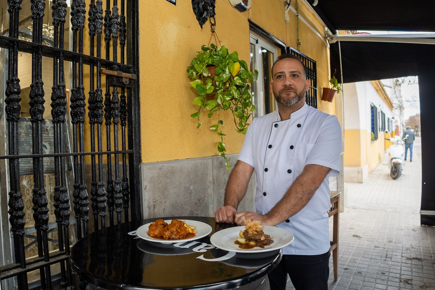 Manuel Vargas, en la entrada de su taberna Los Manueles, situada en la calle Pizarro, en Jerez. - MANU GARCÍA