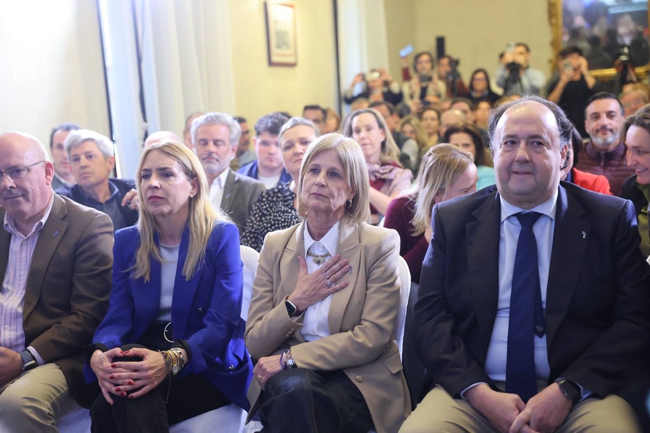 La alcaldesa de Jerez, María José García-Pelayo, con el Consejo Rector de Jerez 2031: Javier Sánchez Rojas (Cámara de Comercio), Almudena Martínez (Diputación de Cádiz) y Casimiro Mantell (UCA). - JUAN CARLOS TORO