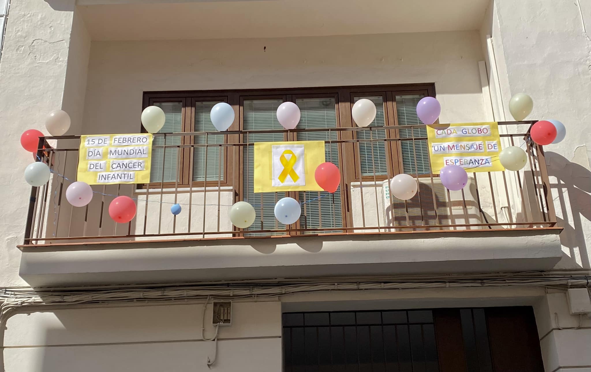 Globos en los balcones de toda Andalucía por el Dia Internacional del Cáncer Infantil. - Globos en los balcones de toda Andalucía por el Dia Internacional del Cáncer Infantil.
