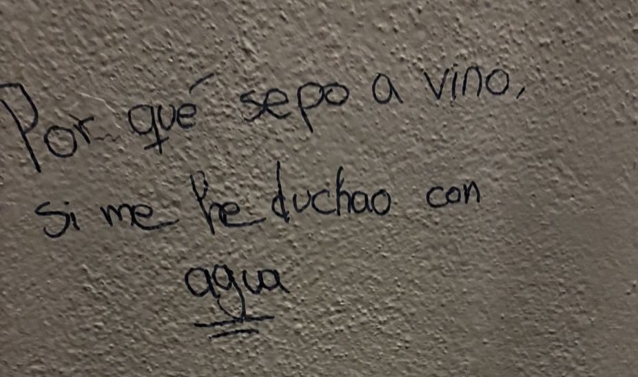 Usos amorosos de una pared, por Álvaro Holgado. - 