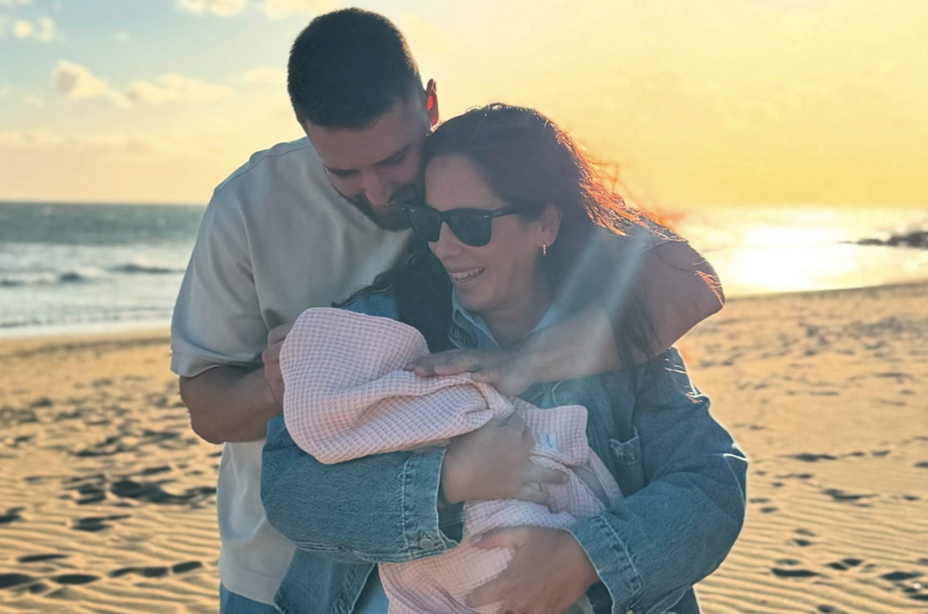 Anabel Pantoja con Alma y junto a su pareja, en una imagen de sus redes sociales. - 