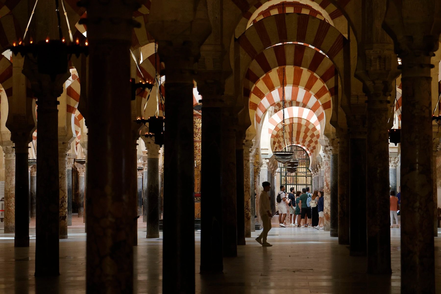 Turistas en el interior de la Mezquita de Córdoba. - SALAS / EFE