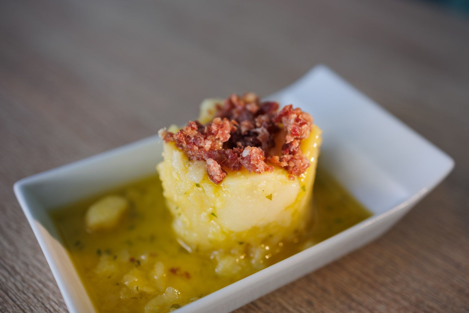 Las papas aliñás con ibéricos, una de las grandes delicias de Val de Pepe. - MANU GARCÍA