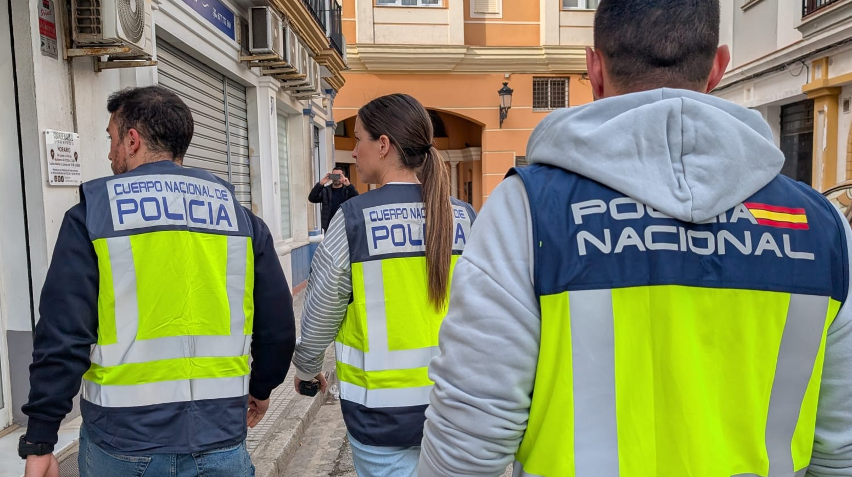 Estafa masiva en una agencia de viajes en La Línea: un cliente se ...