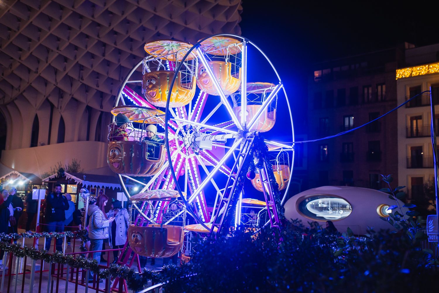 La importancia de establecer límites a tus hijos. Una noria infantil, esta pasada Navidad en el centro de Sevilla. - MAURI BUHIGAS