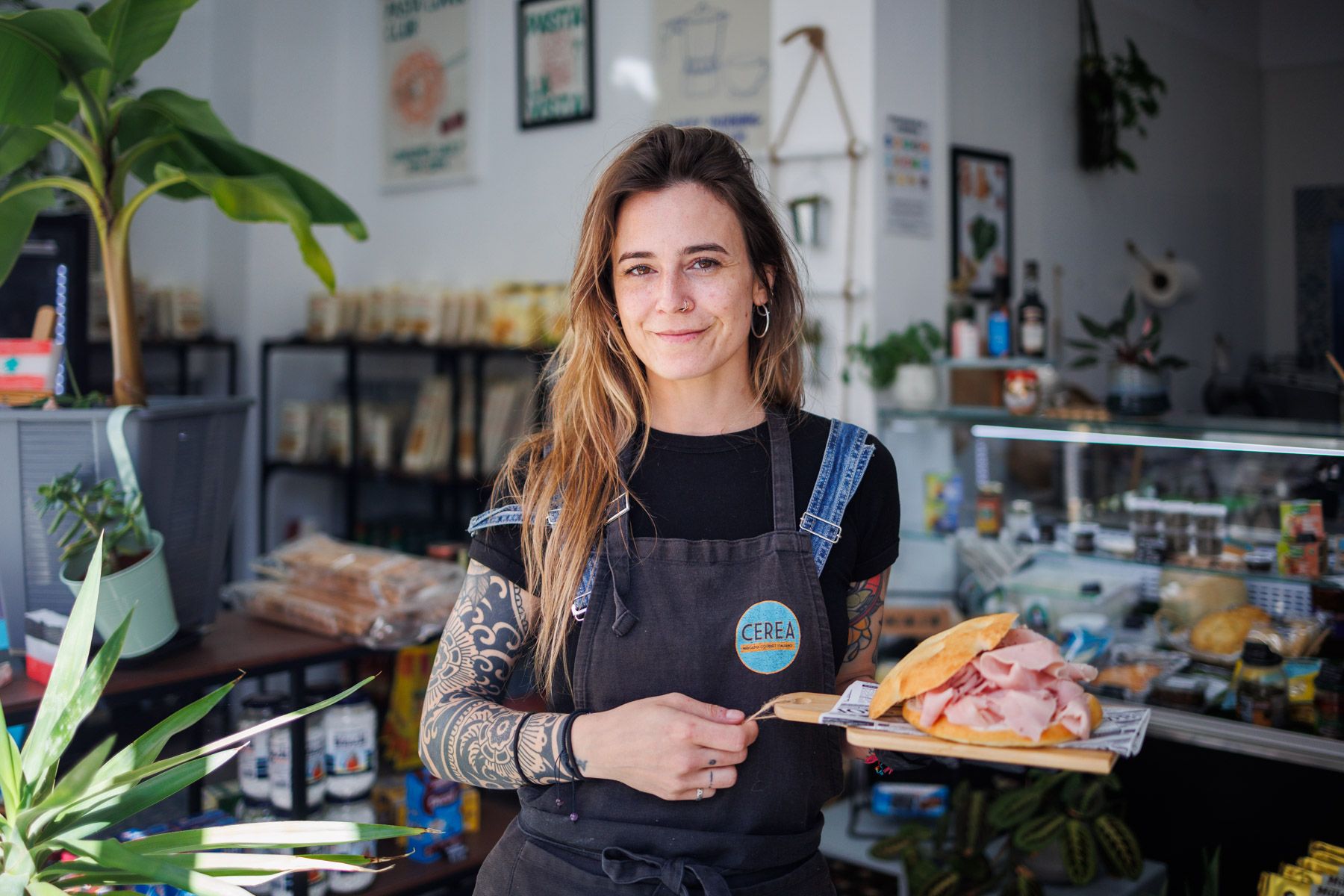 Alessia Perotto con una focaccia en Cerea, el mercado gourmet de productos italianos de la calle Medina, en Jerez. - MANU GARCÍA