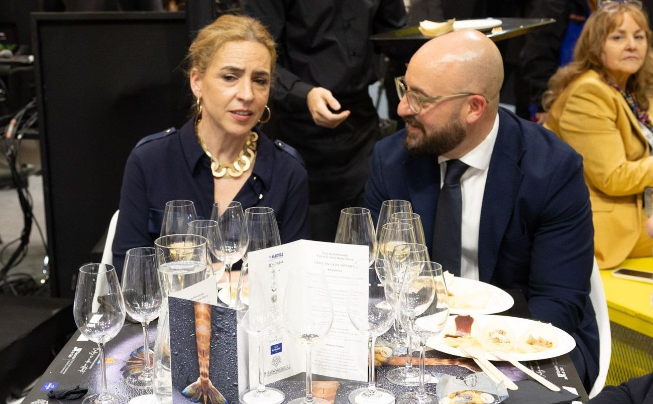 Germán Beardo conversa con Almudena Martínez, presidenta de la Diputación de Cádiz, este pasado jueves en un `showcooking` en Fitur. - JUAN CARLOS TORO Germán Beardo conversa con Almudena Martínez, presidenta de la Diputación de Cádiz, este pasado jueves en un `showcooking` en Fitur.