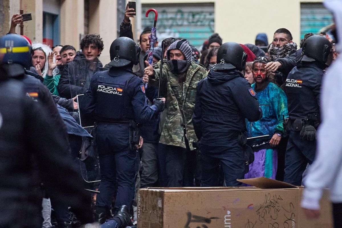 El centro social que intentó desahuciar una empresa de Desokupa en Granada se irá del edificio tras los altercados