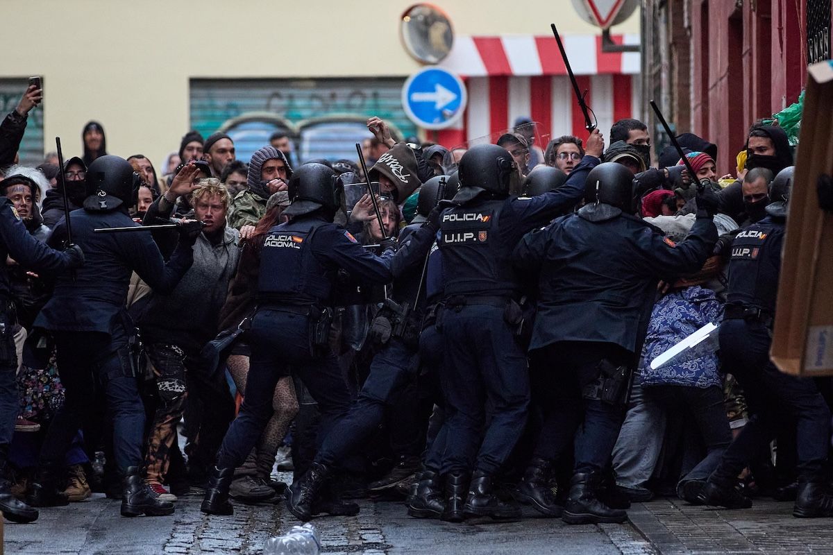 Tensión y cargas policiales en Granada por el intento de Desokupas de desalojar un centro social