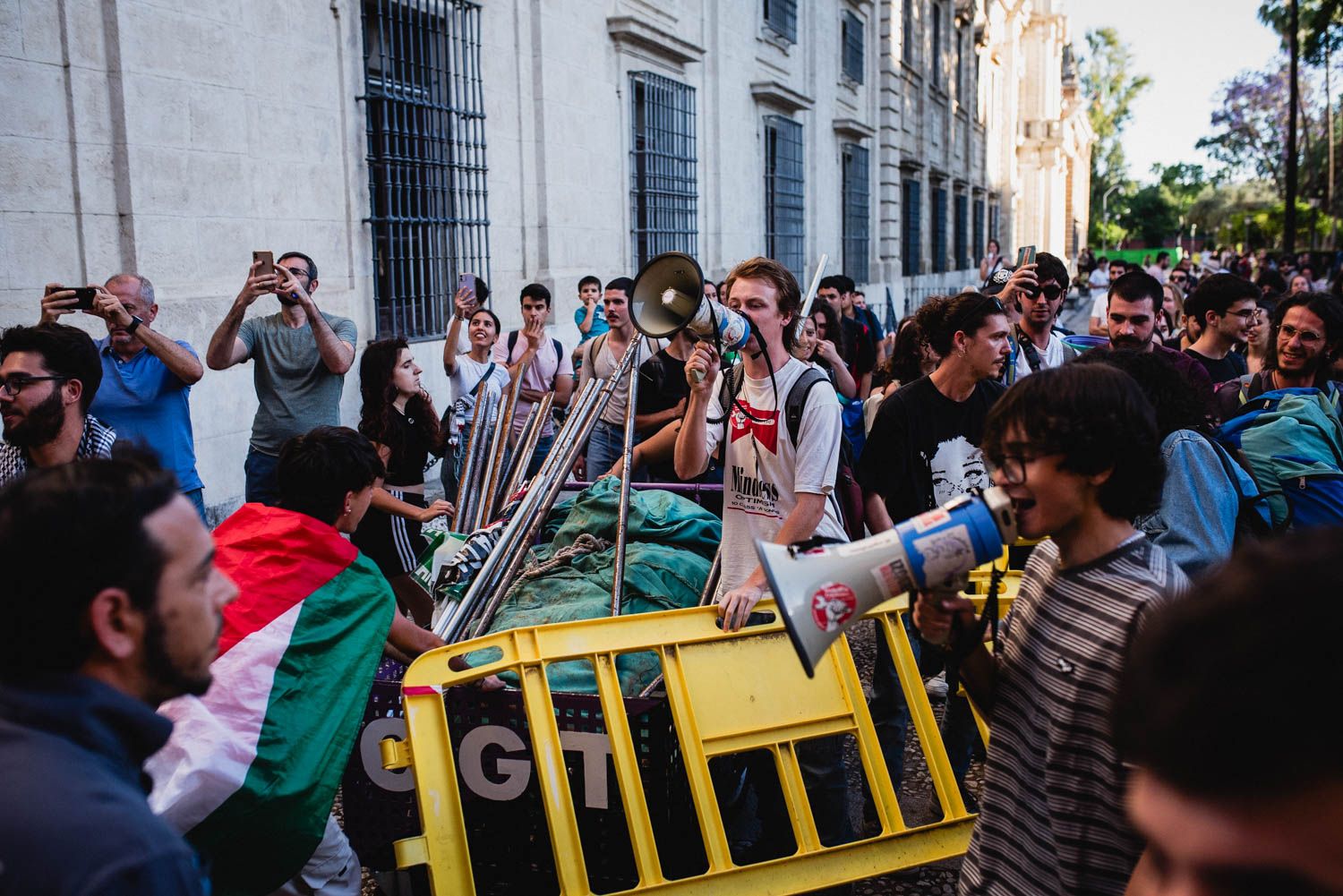 Estudiantes de la Universidad de Sevilla rompen el cordón de seguridad, durante una protesta contra la guerra en Palestina. - MAURI BUHIGAS