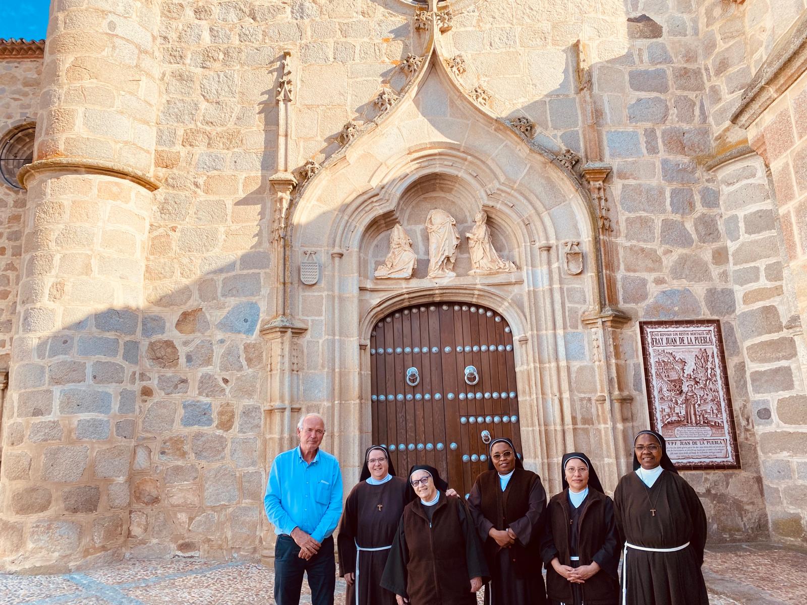 Varias hermanas, a las puertas del Monasterio de Santa Clara de la Columna, en Belalcázar. - 