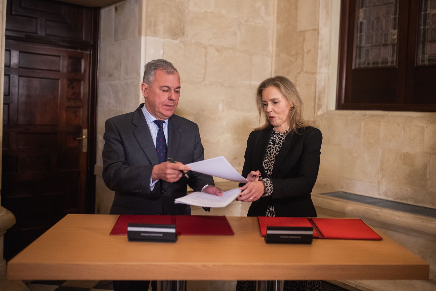 El acuerdo de PP y Vox hace un año en Sevilla. - MAURI BUHIGAS