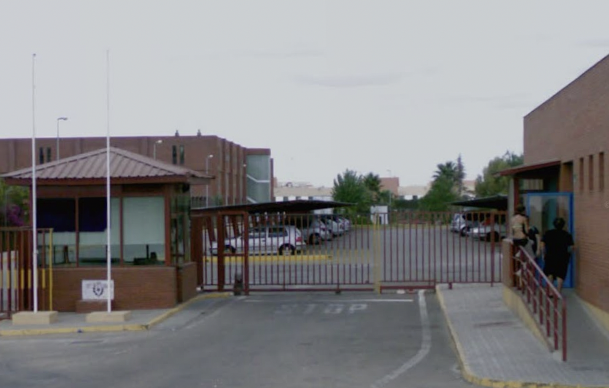 Un cabezazo, escupitajos y arañazos a un funcionario del Psiquiátrico Penitenciario de Sevilla, que vive un verano terrorífico