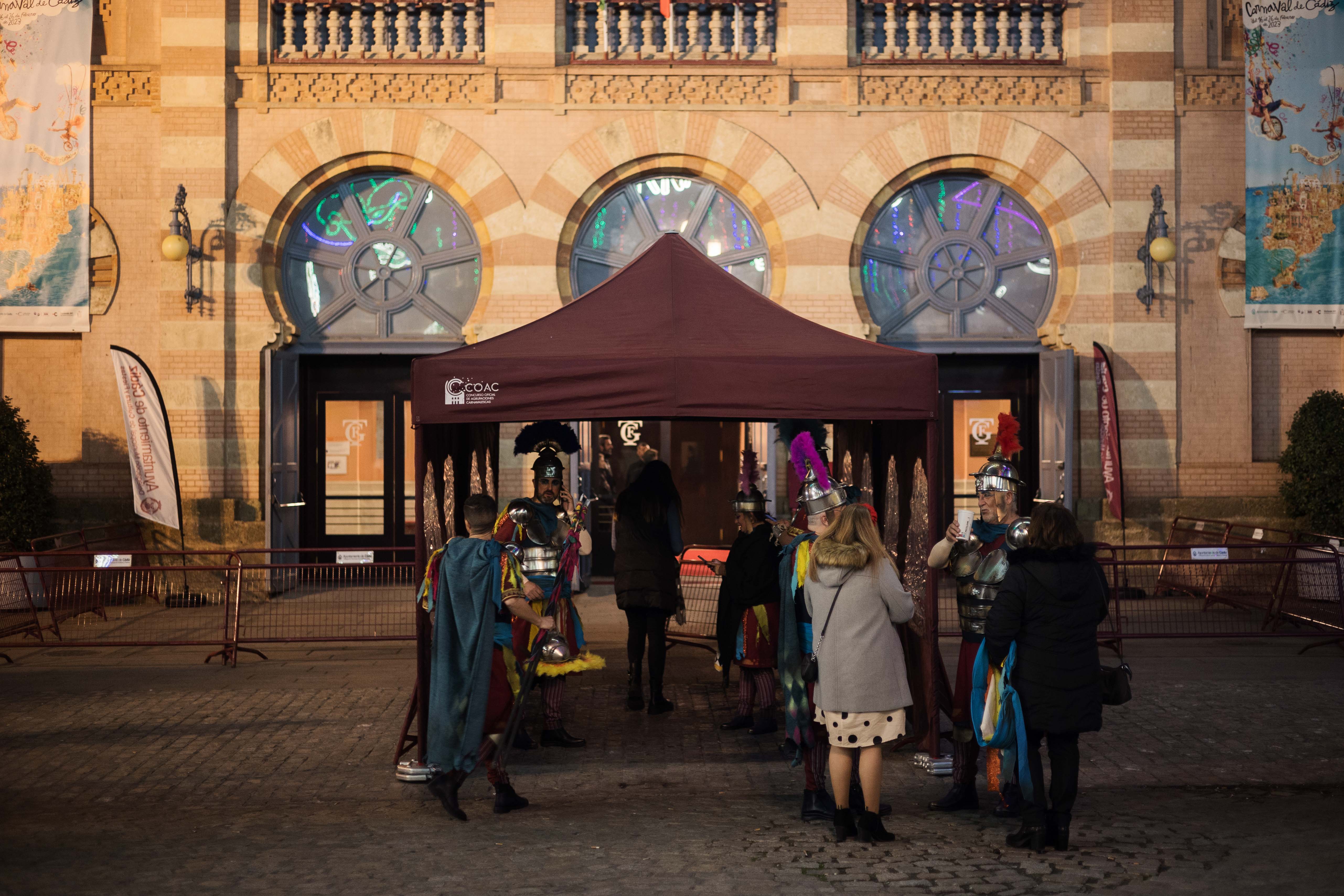 Imagen de una jornada de Carnaval a las puertas del Falla. - MANU GARCÍA