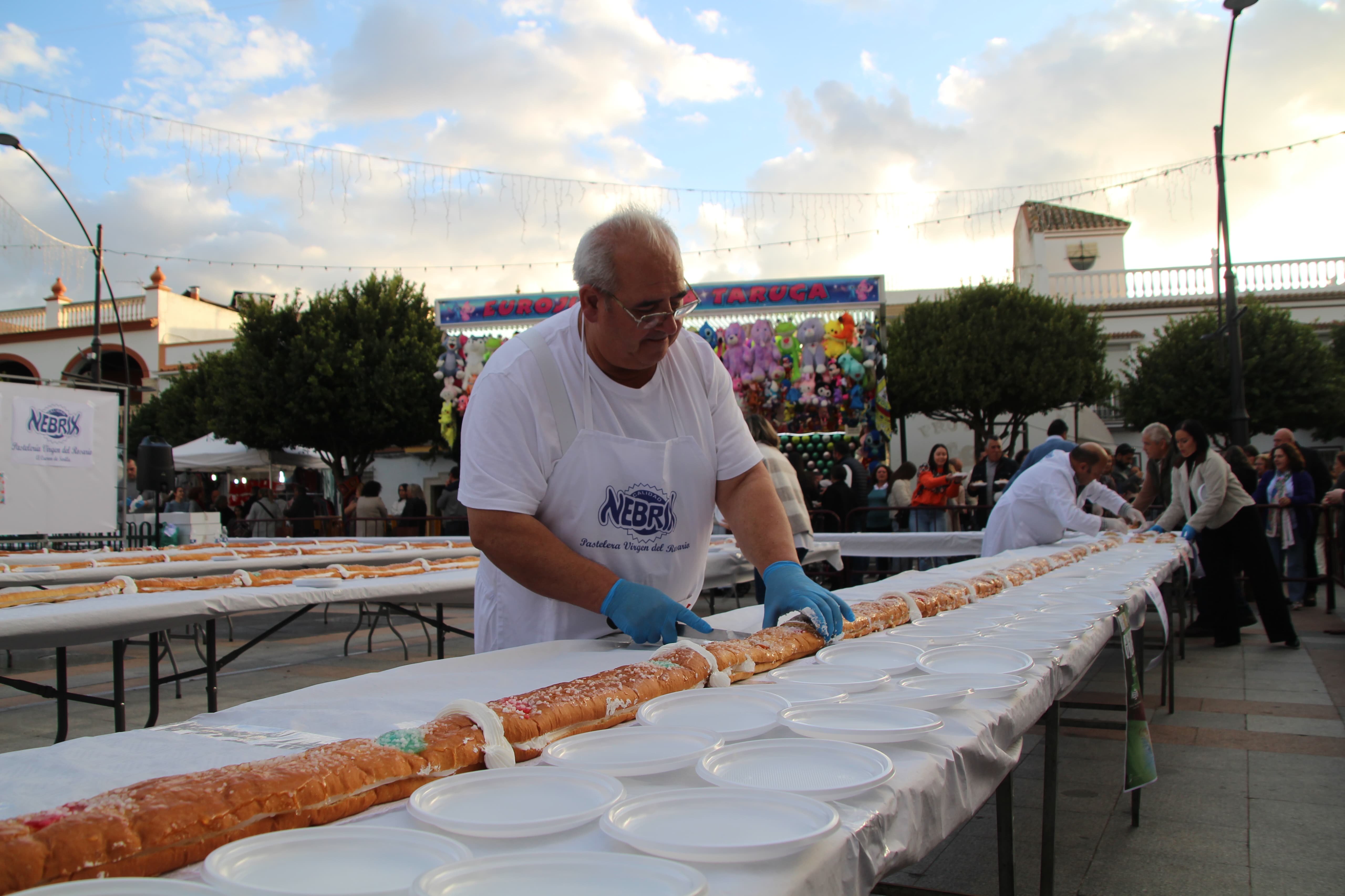 Varios pasteleros de El Cuervo se unen para elaborar un roscón de Reyes de 100 metros de longitud