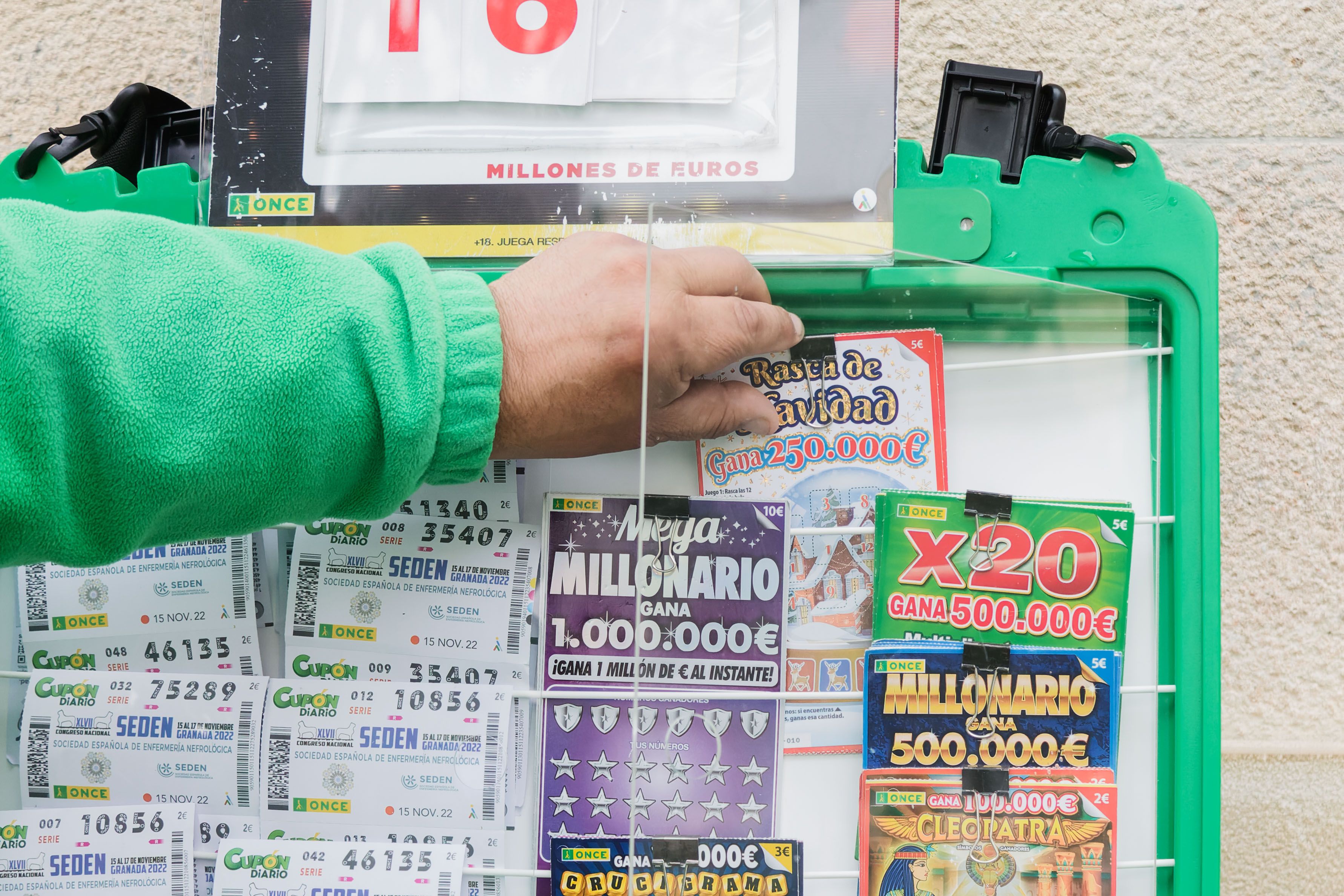 Orden de alejamiento y un año de prisión por pegar un tirón a una vendedora de la ONCE