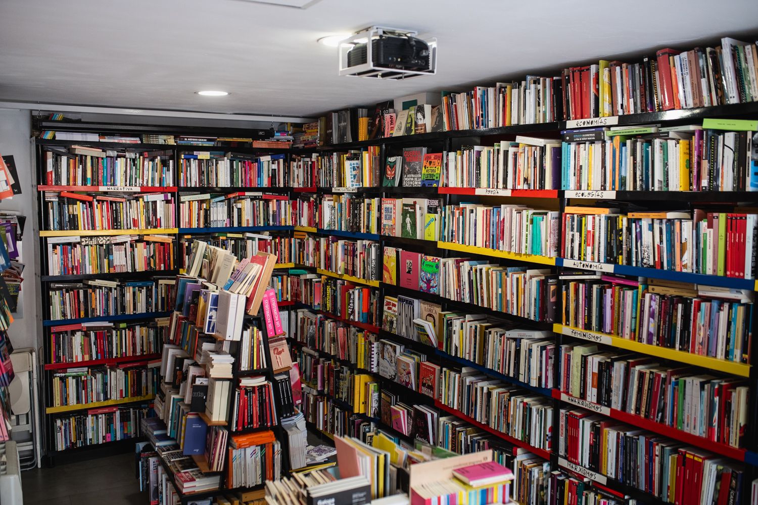 Imagen de la librería La Fuga con todos sus libros. - MAURI BUHIGAS