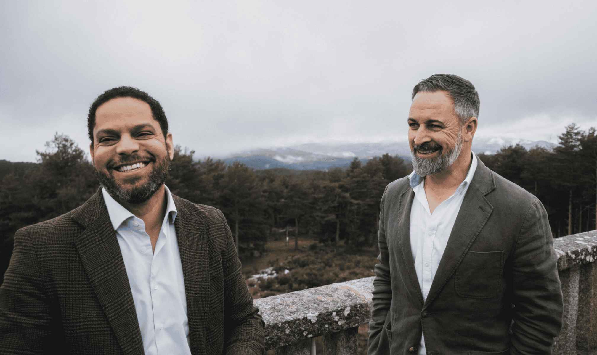 El secretario general de Vox, Ignacio Garriga, y el líder de la formación de ultraderecha, Santiago Abascal. - 