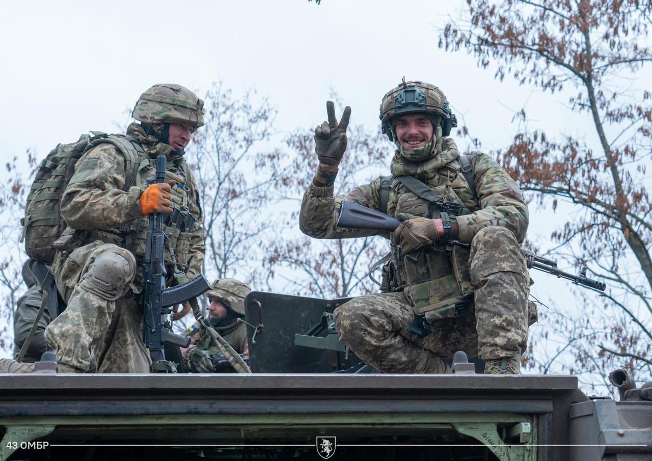 Soldados en la guerra en Ucrania, en una imagen del Ministerio de Defensa ucranio. - 