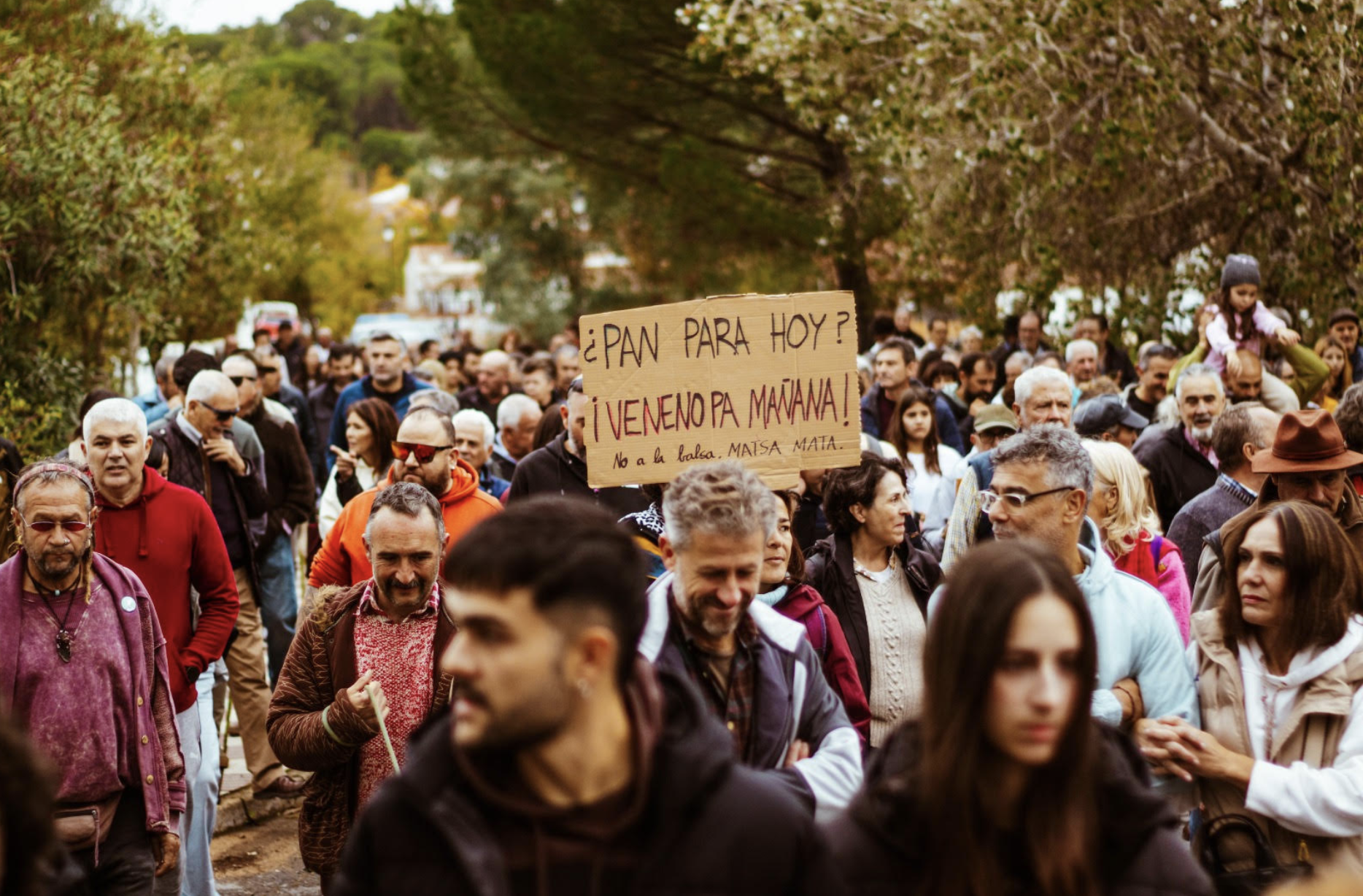 Una manifestación en contra de la balsa MATSA. Vivir de la minería es pan para hoy y veneno para mañana. - 