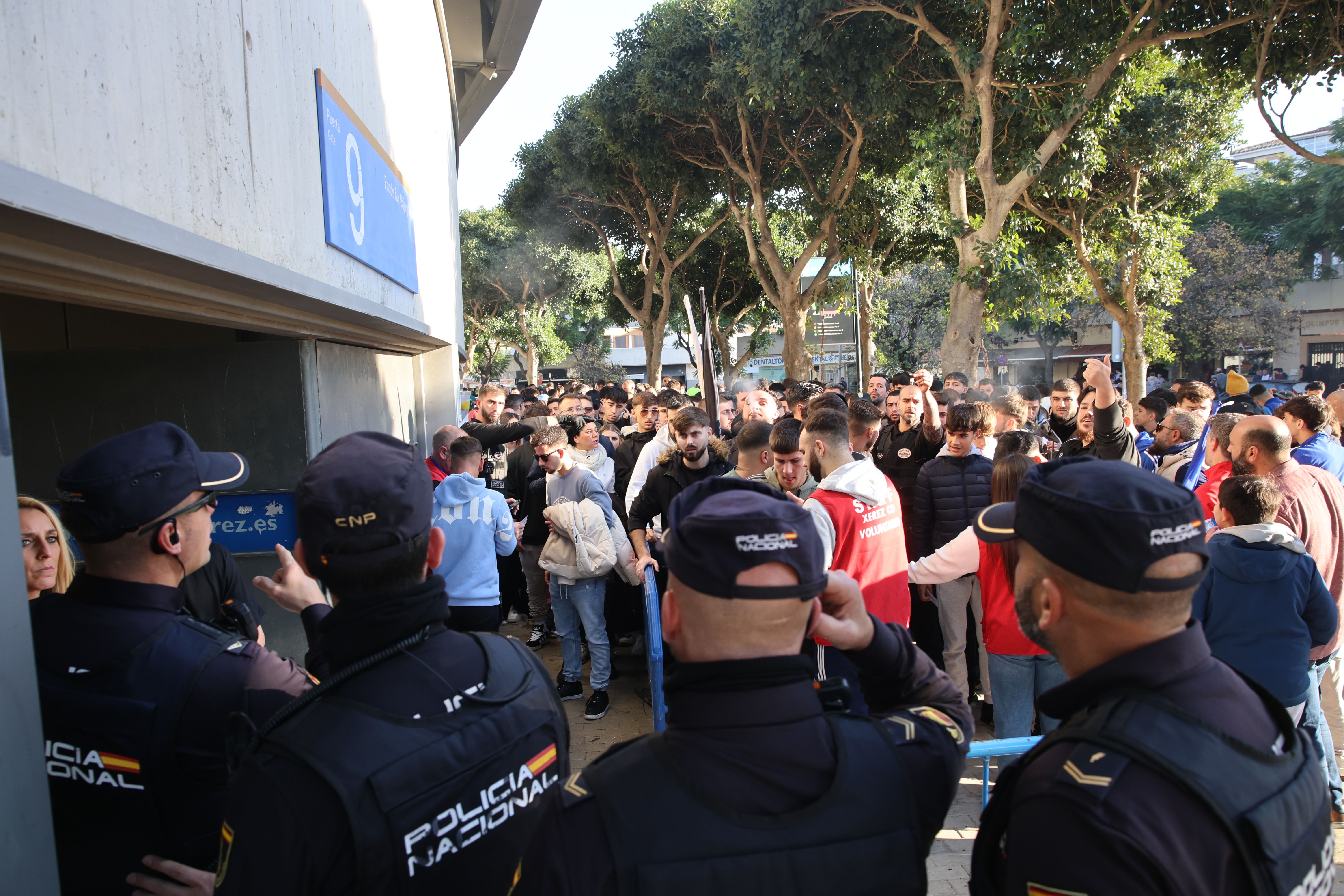 Previa del encuentro entre Xerez CD y Xerez DFC, con refuerzos policiales a las puertas de Chapín. Respuesta de Alba a Caballero Ragel. - 