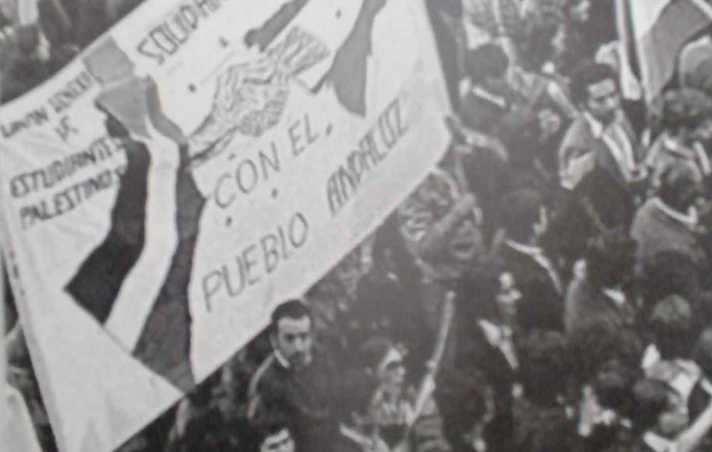 Estudiantes palestinos se solidarizan con el pueblo andaluz en la manifestación del 4 de diciembre de 1977 en Sevilla. - 