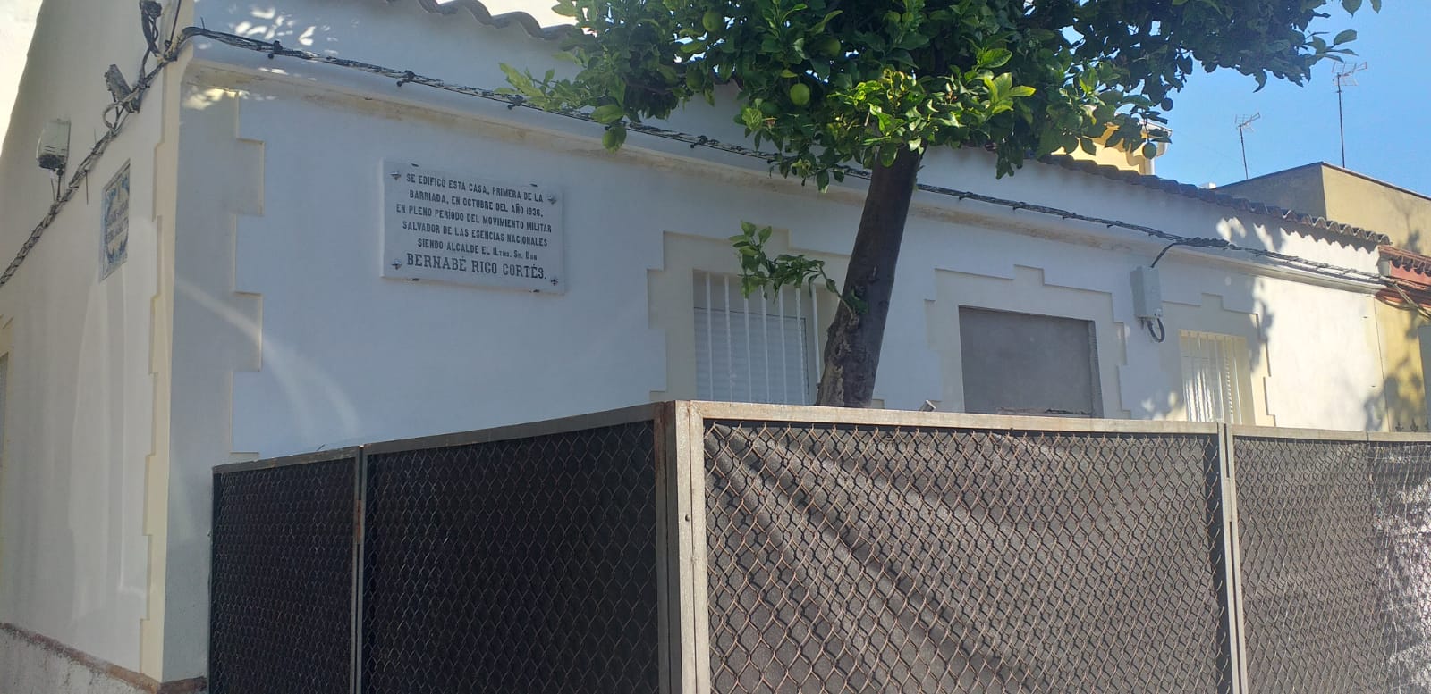 Denuncian al Ayuntamiento de Jerez y al dueño de esta casa por restaurar una placa franquista