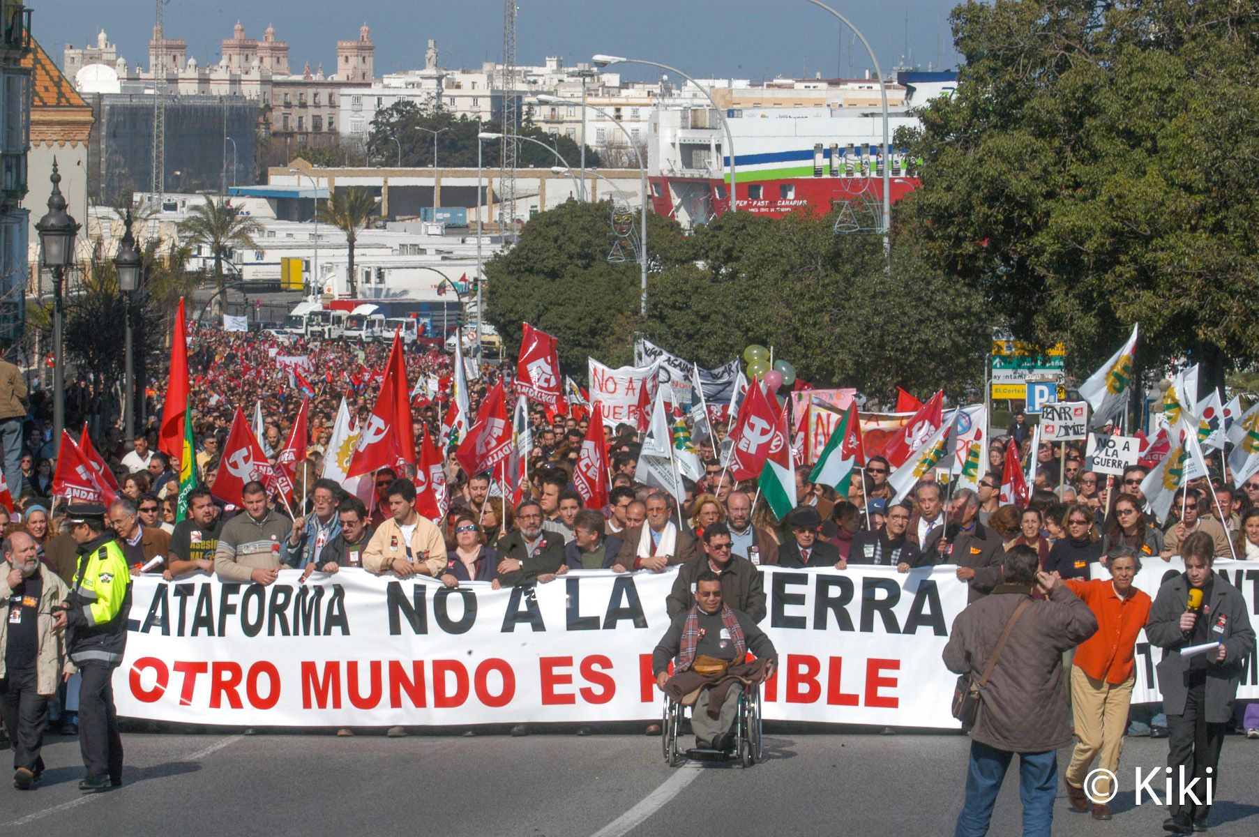 Febrero de 2003: la Cuesta de las Calesas en Cádiz desbordada bajo el lema 'Otro mundo es posible'. - 