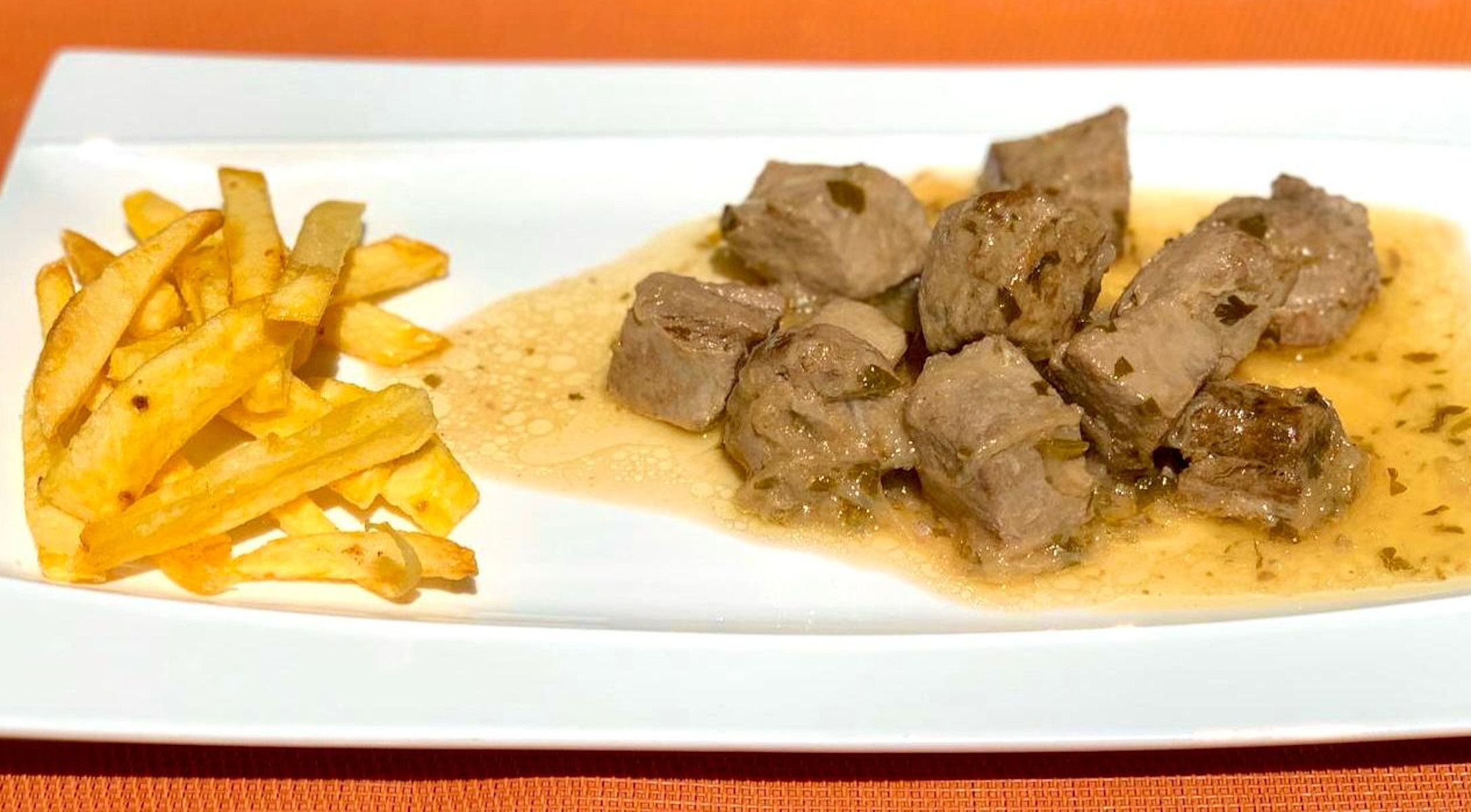El atún encebollado de Carmen Ruiz-Mateos, una receta familiar con sabor a Rota y a Jerez