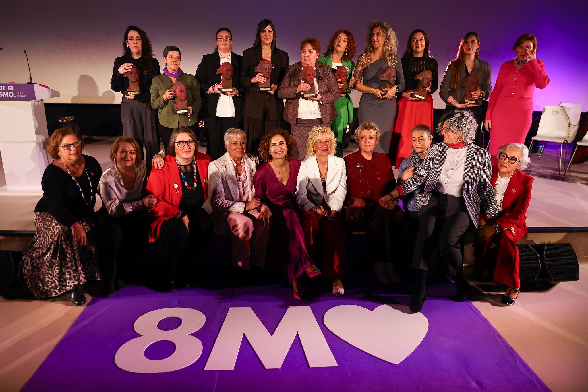Foto de familia de María Jesús Montero con el conjunto de premiadas en los Clara Campoamor, cuya gala se ha celebrado este año en San Fernando. - 
