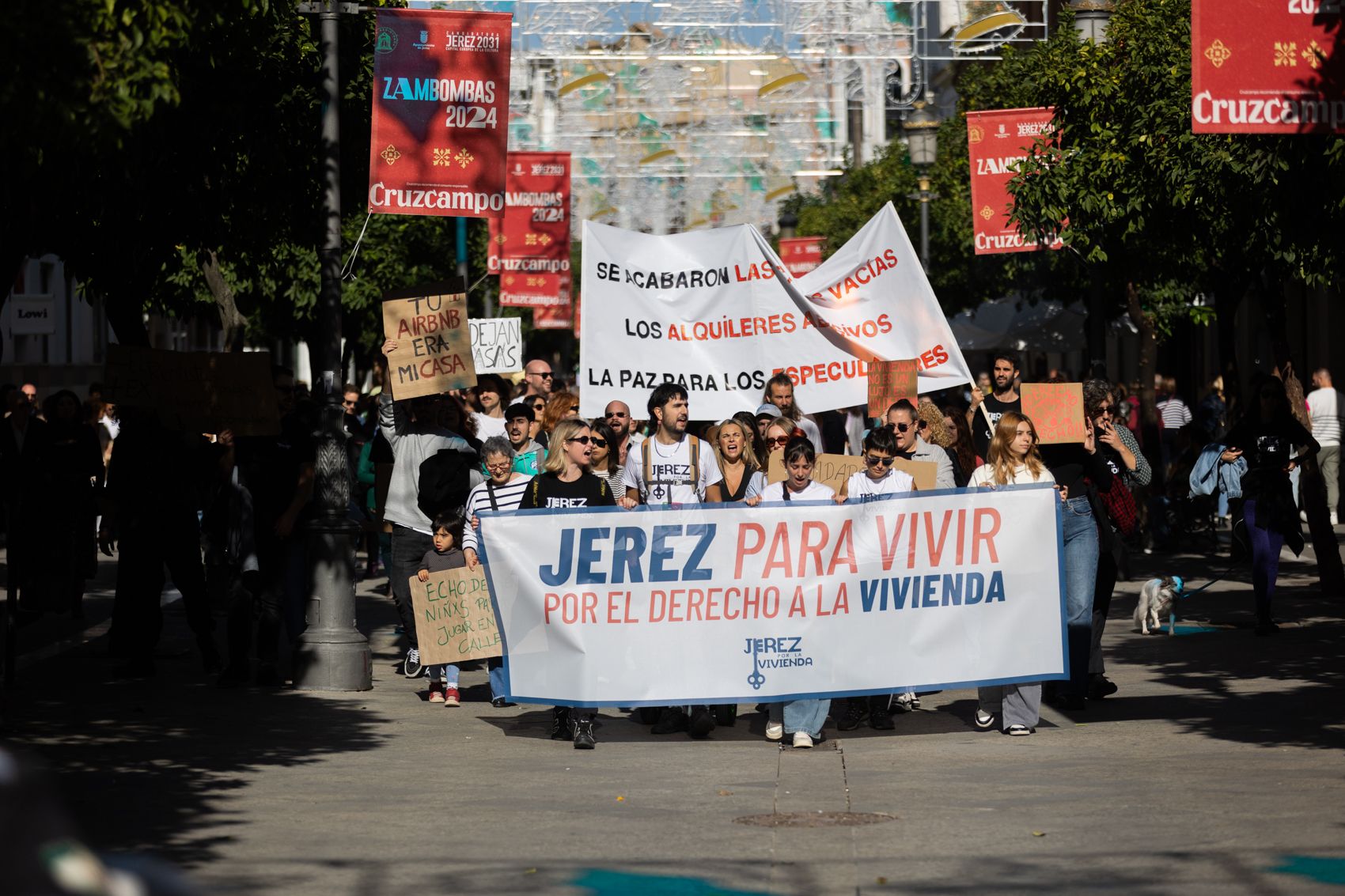 Cientos de jóvenes participan en una histórica manifestación por la vivienda en Jerez