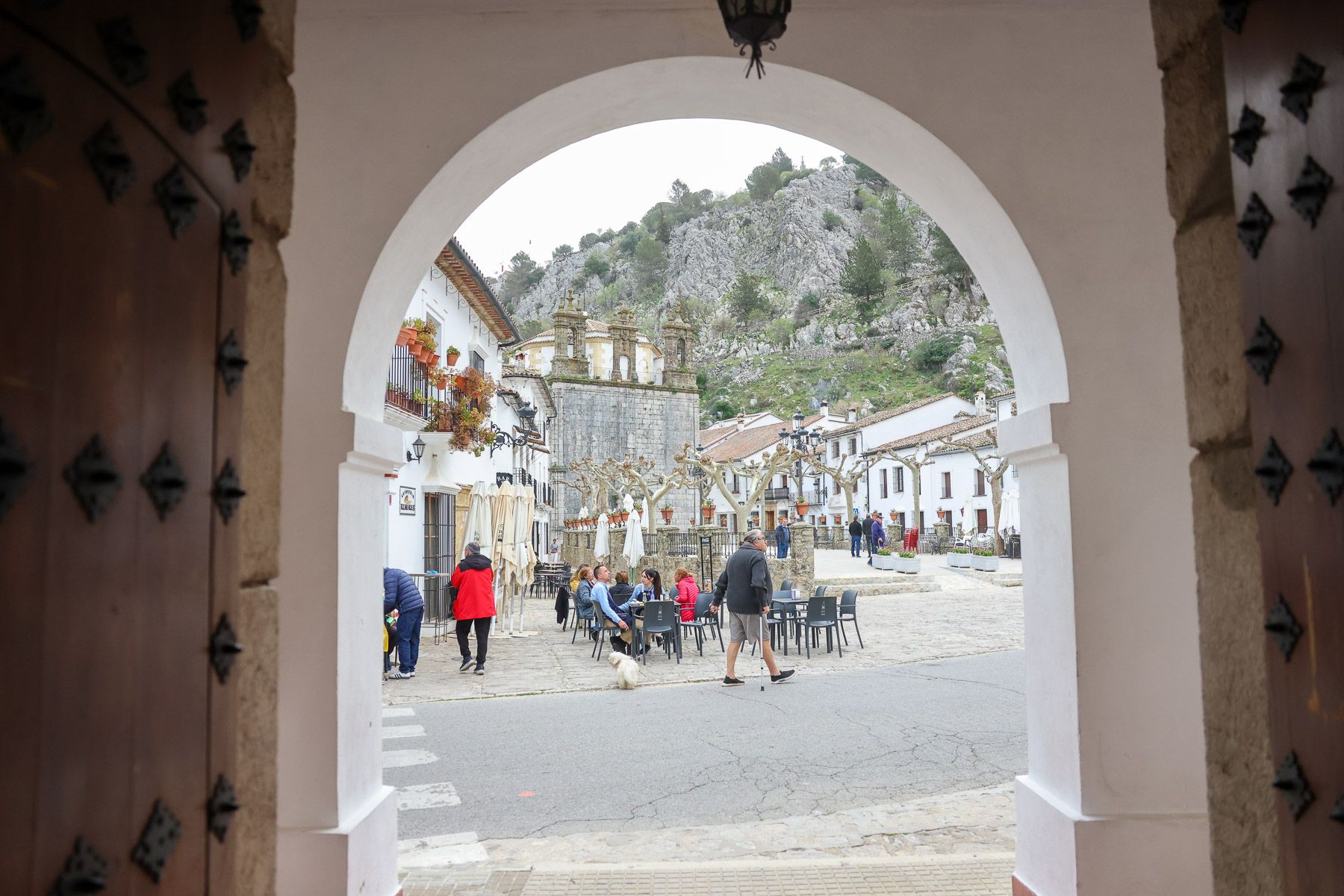 La plaza de España de Grazalema, en el centro del pueblo, vista desde el Ayuntamiento. - JUAN CARLOS TORO
