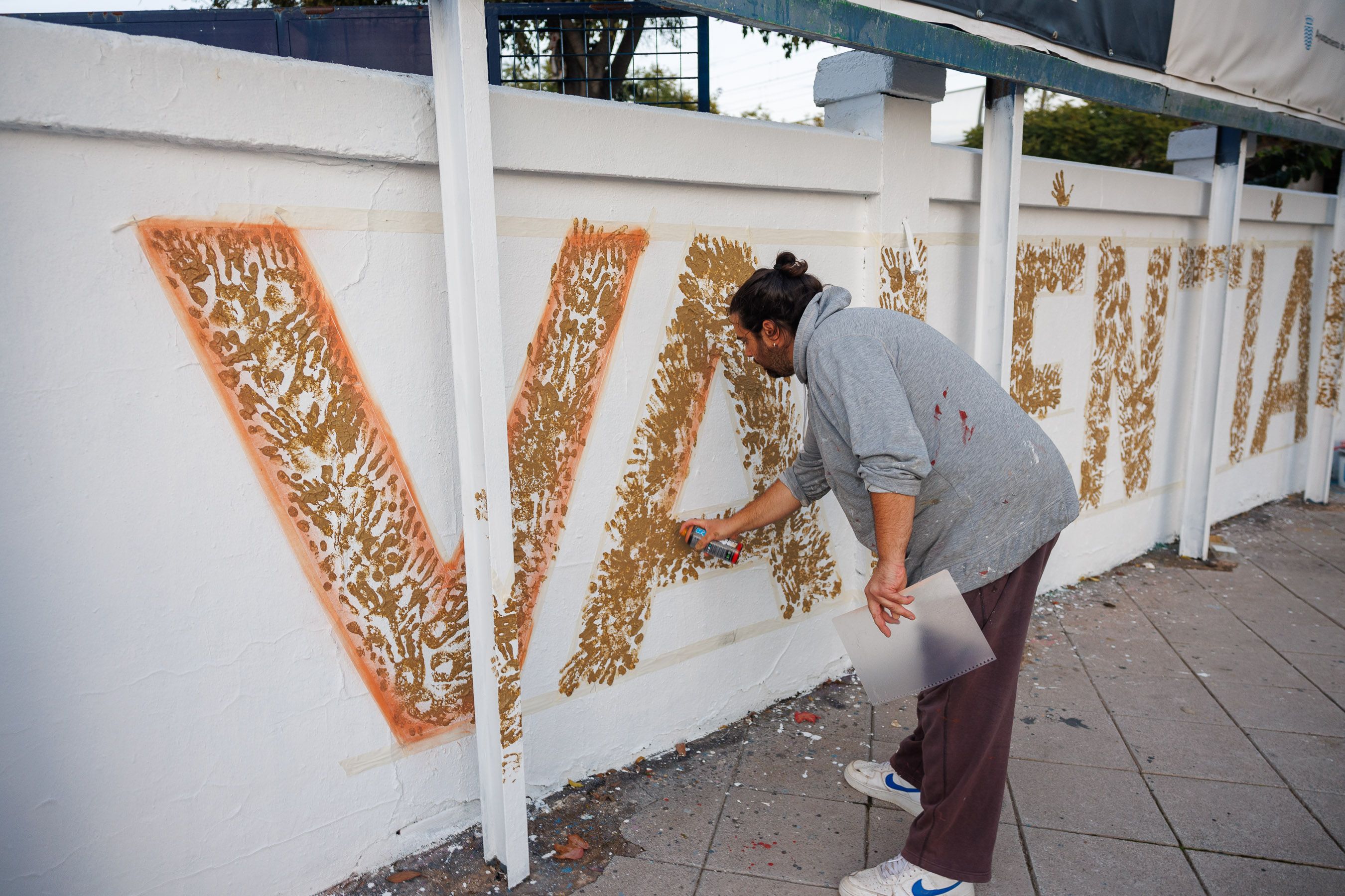 Un grafiti en Jerez para mancharse las manos por Valencia: 