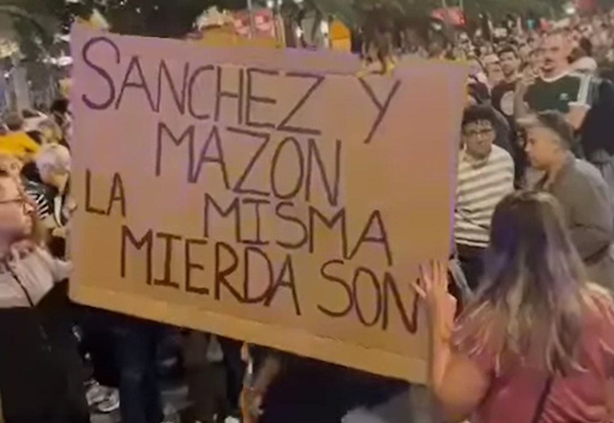 Pancarta vista en la manifestación para pedir la dimisión de Mazón en Valencia.  - 