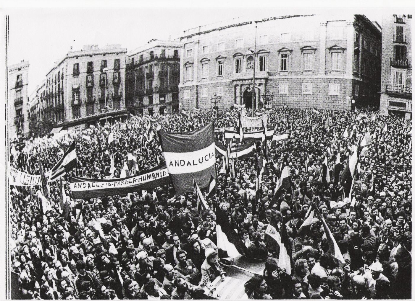 Manifestación el 4 de diciembre de 1977 en la Plaza Sant Jaume en Barcelona.  - 