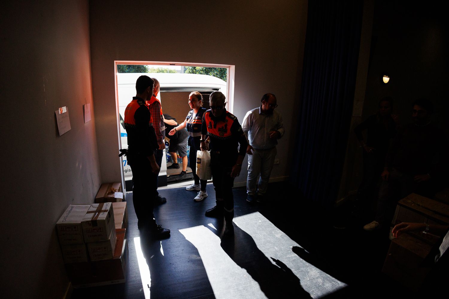 Personas ayudando en una recogida solidaria para Valencia.   - MANU GARCÍA