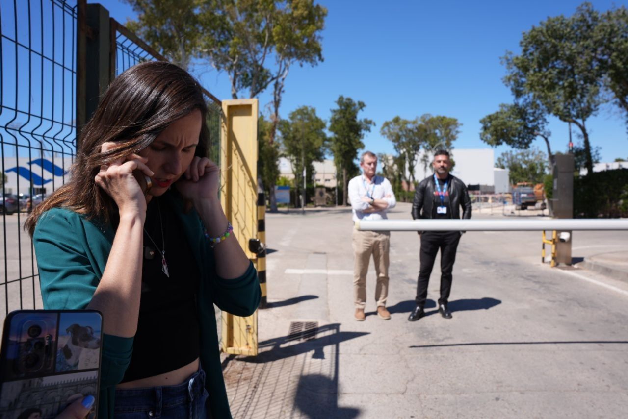 La diputada de Podemos, Ione Belarra, llamando al Congreso para intentar entrar en los astilleros de Navantia San Fernando. - REYNA
