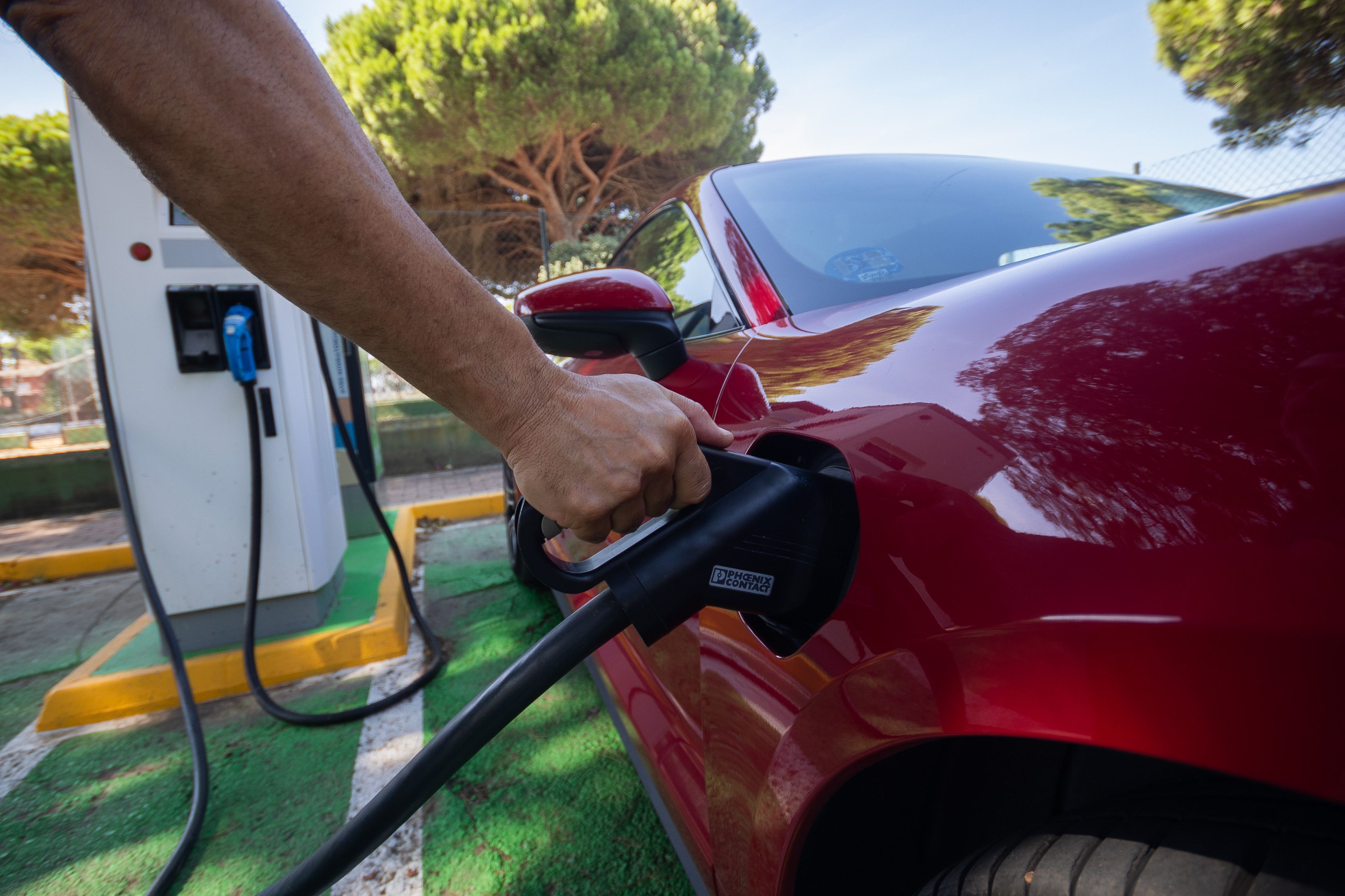 Un coche eléctrico, en plena carga. - MANU GARCÍA