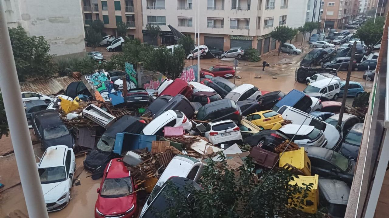 Riada de coches en Valencia.  'El agua por las rodillas', de Antonio Carlos Cintas. - 