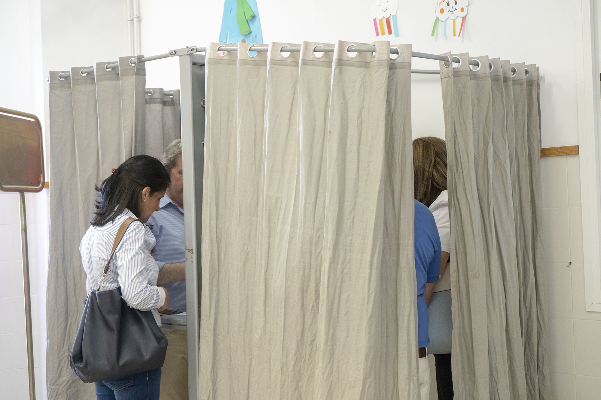 Una mujer decide su voto, en unas pasadas elecciones. - JUAN CARLOS TORO