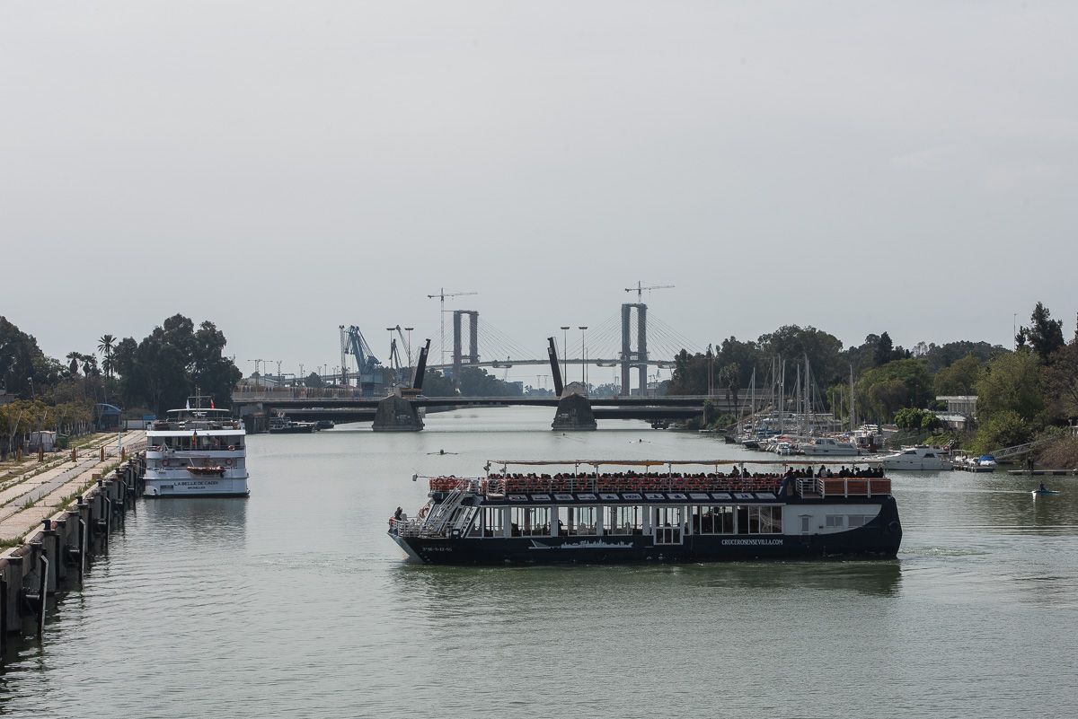 Barreras en el Guadalquivir contra las narcolanchas: así es el plan millonario que Interior instalará en Andalucía