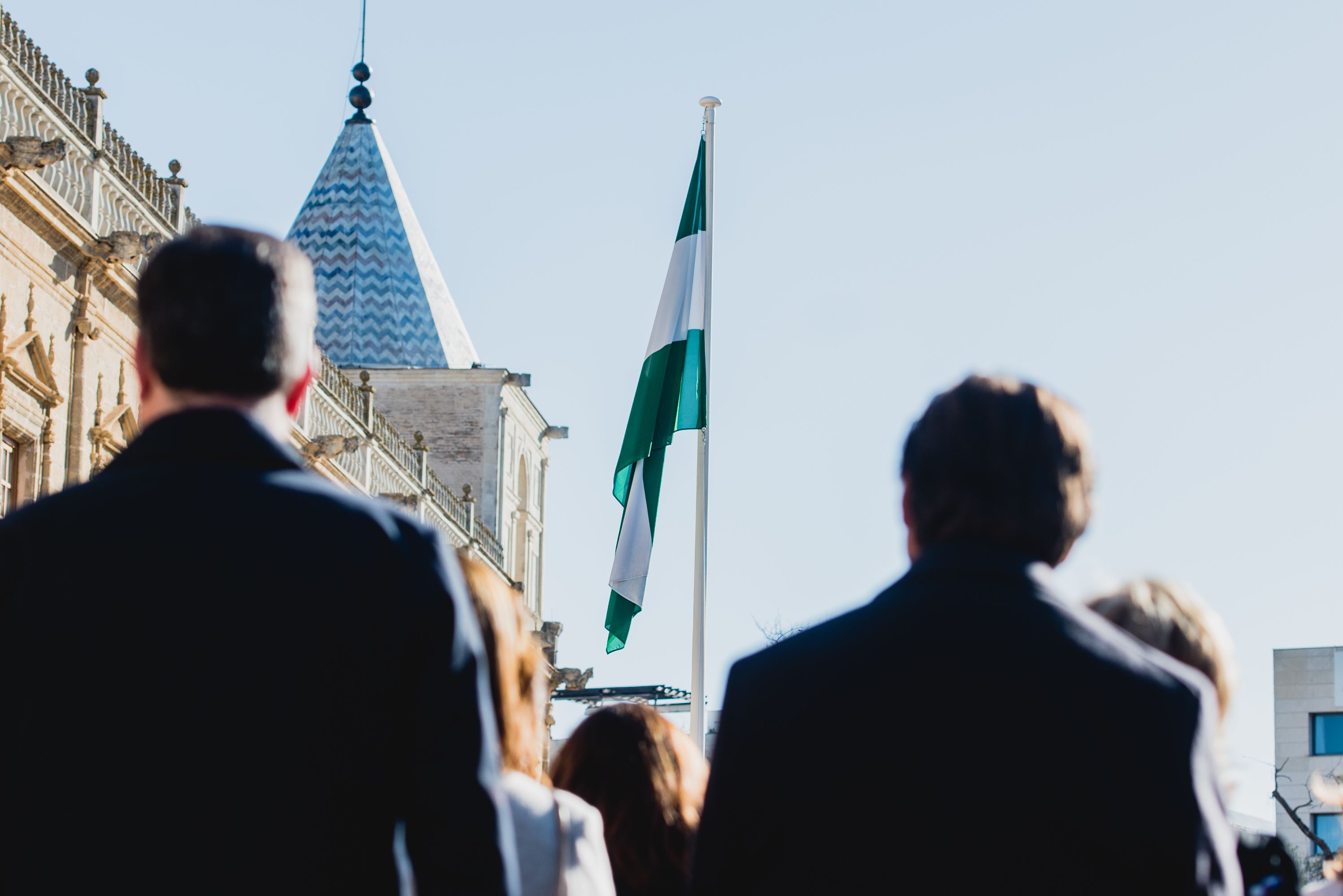 La bandera de Andalucía, ondeando en el Parlamento.   - MAURI BUHIGAS