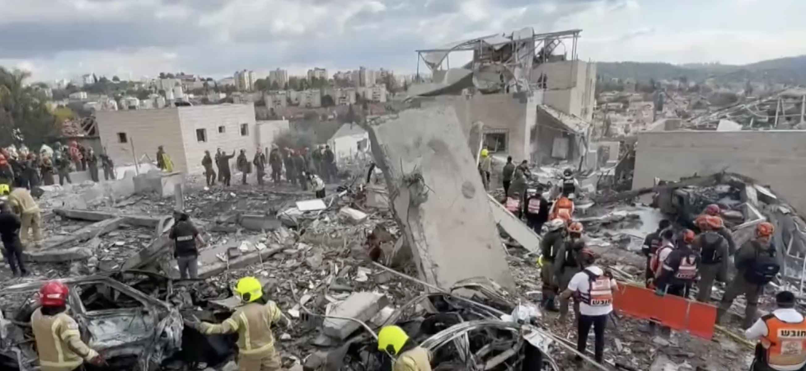 Equipos de emergencias en una de las zonas bombardeadas en la guerra entre Estados Unidos e Irán. - 
