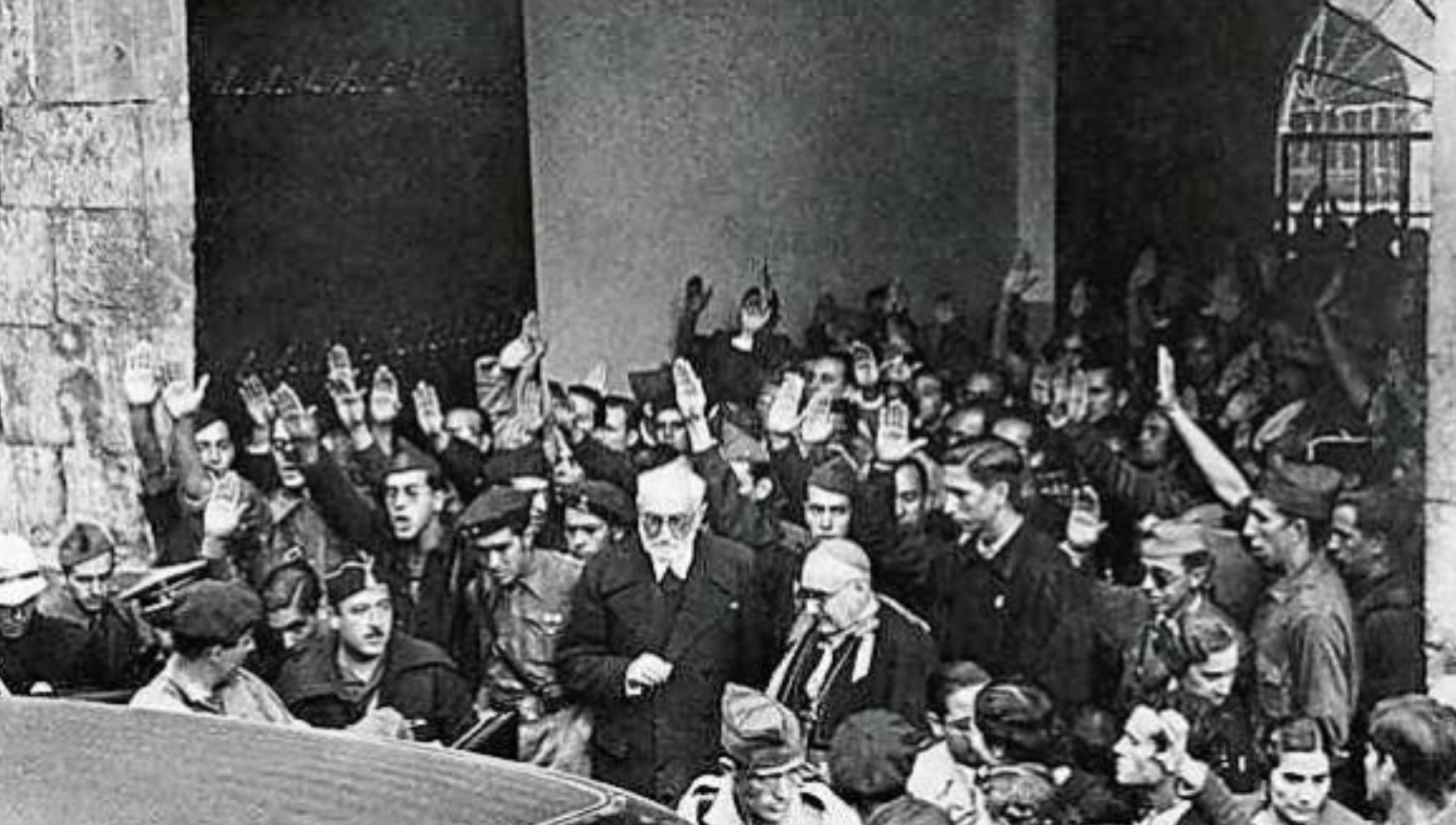 Miguel de Unamuno saliendo del Paraninfo de la Universidad de Salamanca el 12 de octubre de 1936. - 