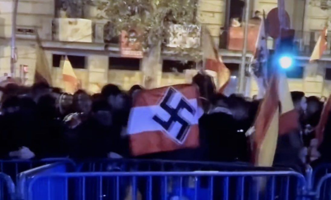 Símbolos nazis en una manifestación ante la sede del PSOE, en 2023. - 