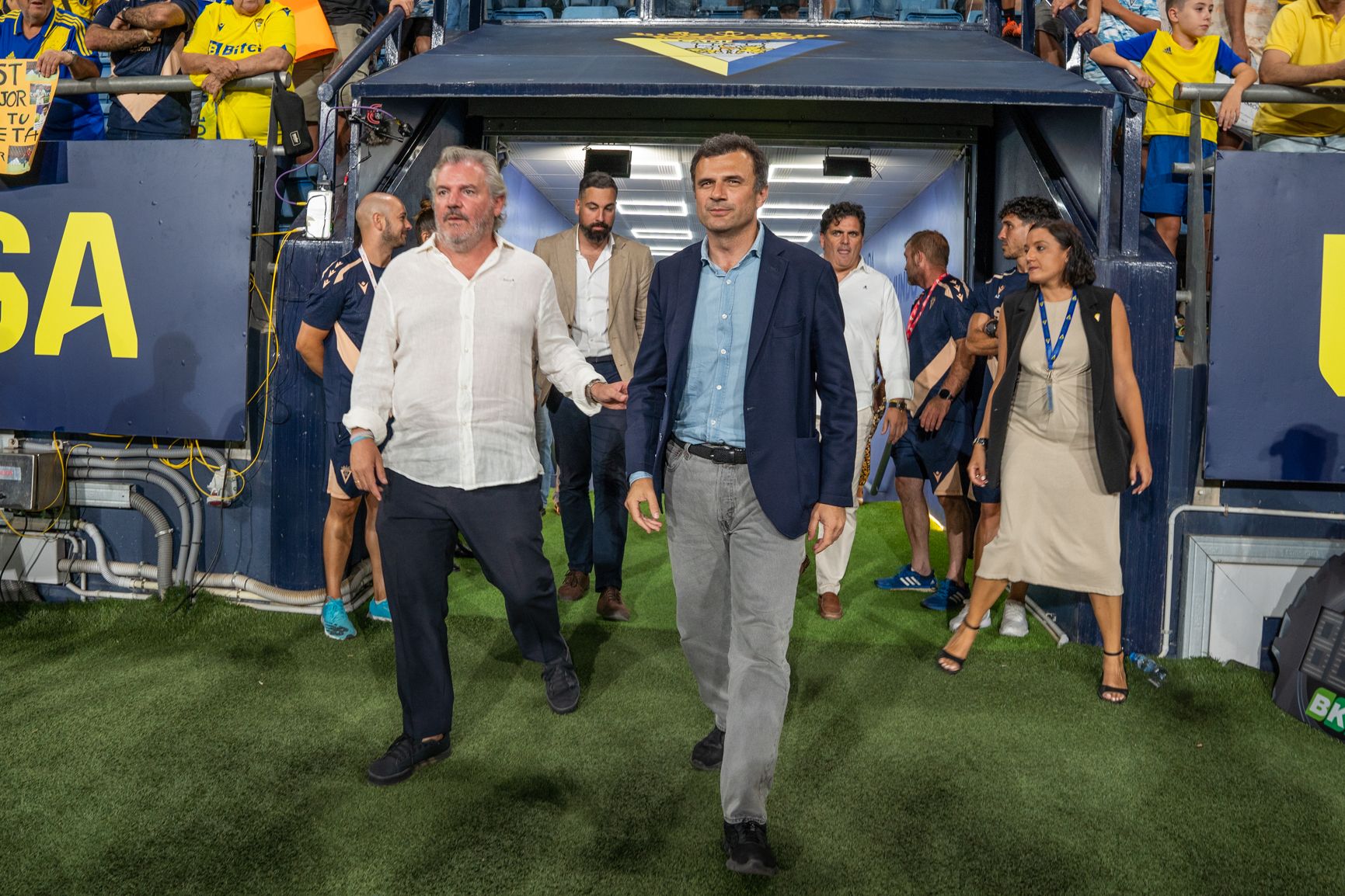El presidente del Cádiz Club de Fútbol, Manuel Vizcaíno, y el alcalde de Cádiz en el estadio Nuevo Mirandilla este pasado mes de agosto. 