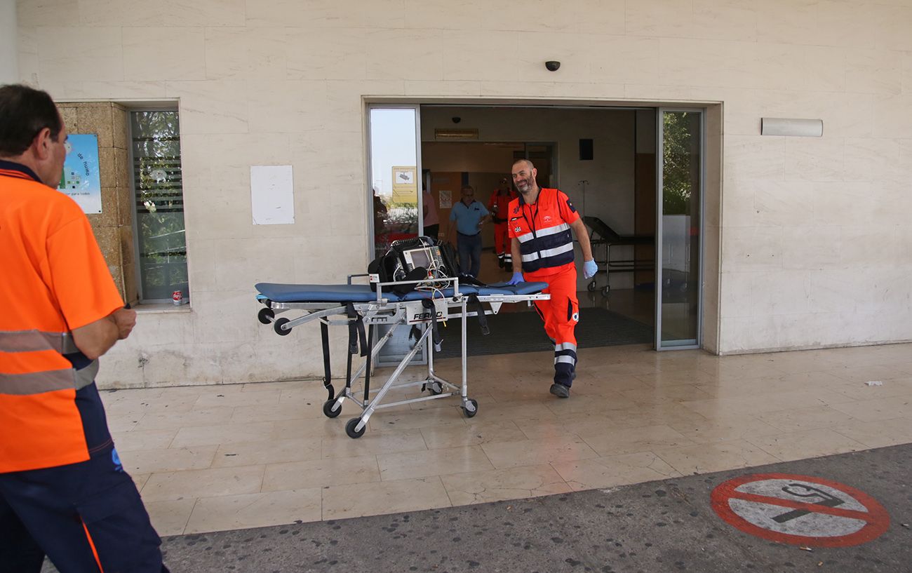 Operarios de ambulancias, en el Hospital de Jerez en una fotografía de archivo. - JUAN CARLOS TORO