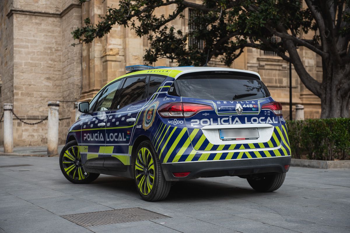 Un coche de la Policía Local en el centro de Sevilla, en una imagen de archivo. - MAURI BUHIGAS