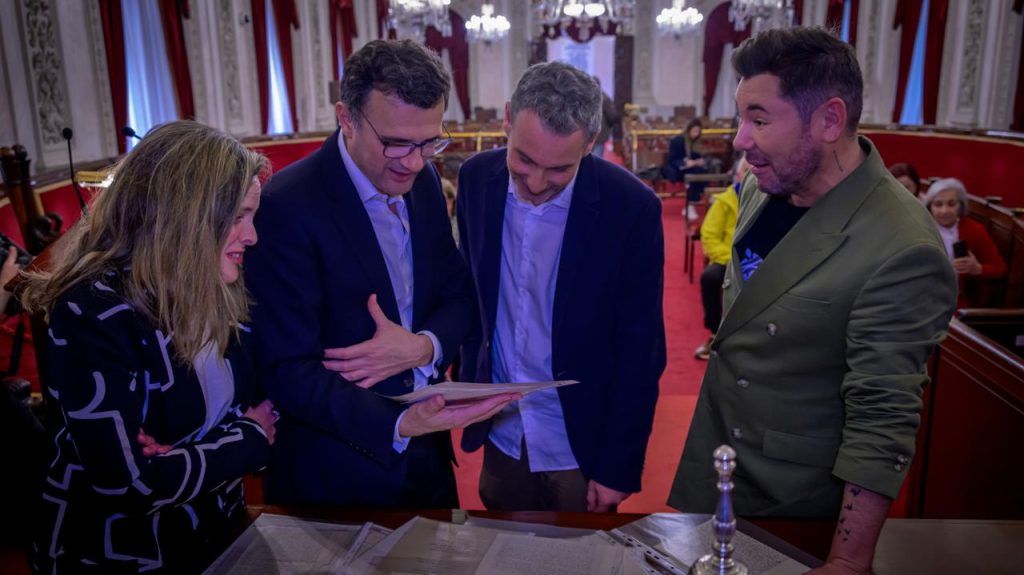 Poveda junto al alcalde de Cádiz, en el acto institucional de su donación a la Fundación Ory, este pasado martes. - 